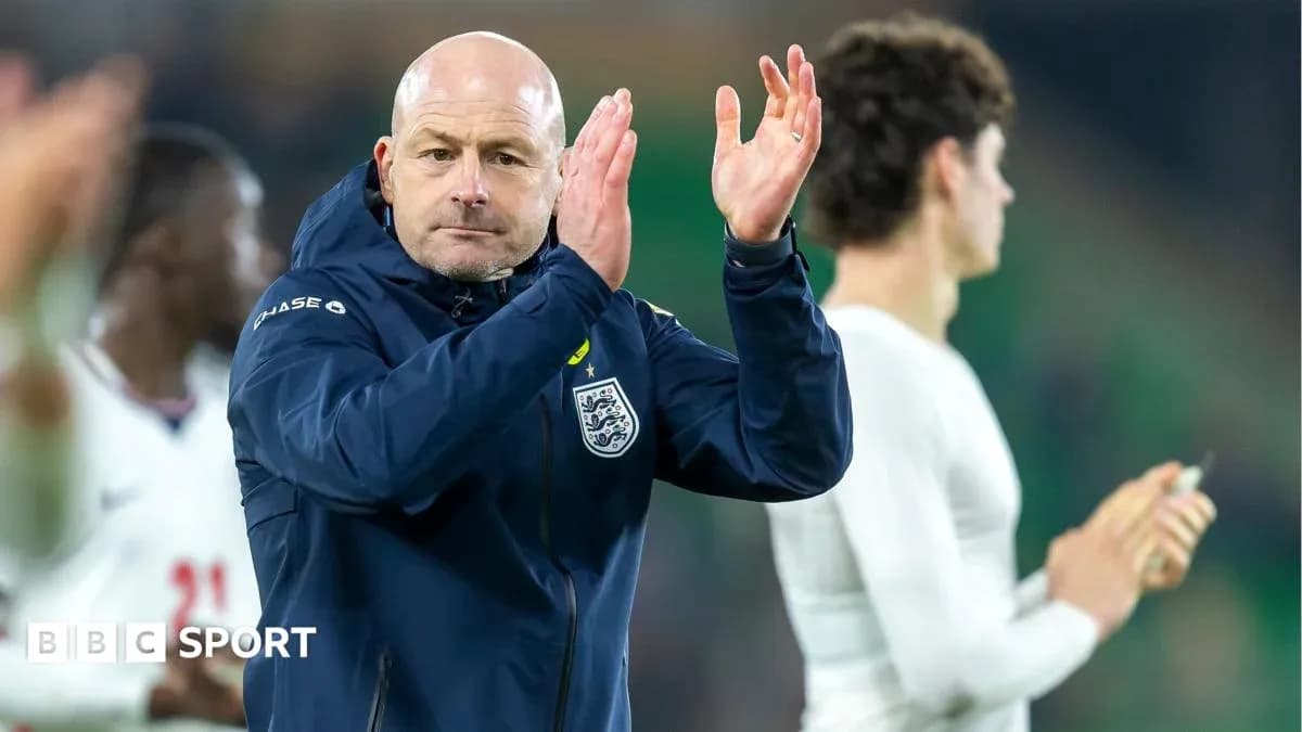 Entrenador de Inglaterra aplaudiendo tras el partido