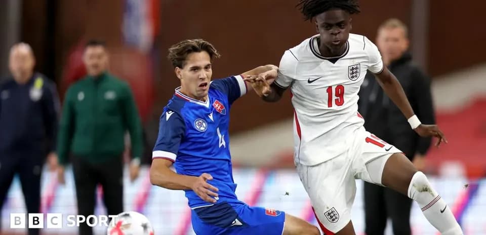 Jugador inglés y jugador eslovaco disputando el balón