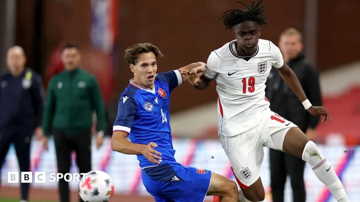 Jugador inglés y jugador eslovaco disputando el balón