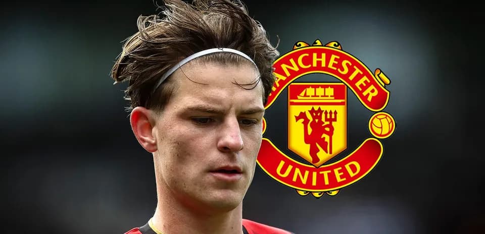 Jugador con camiseta roja y negra, logo de Manchester United
