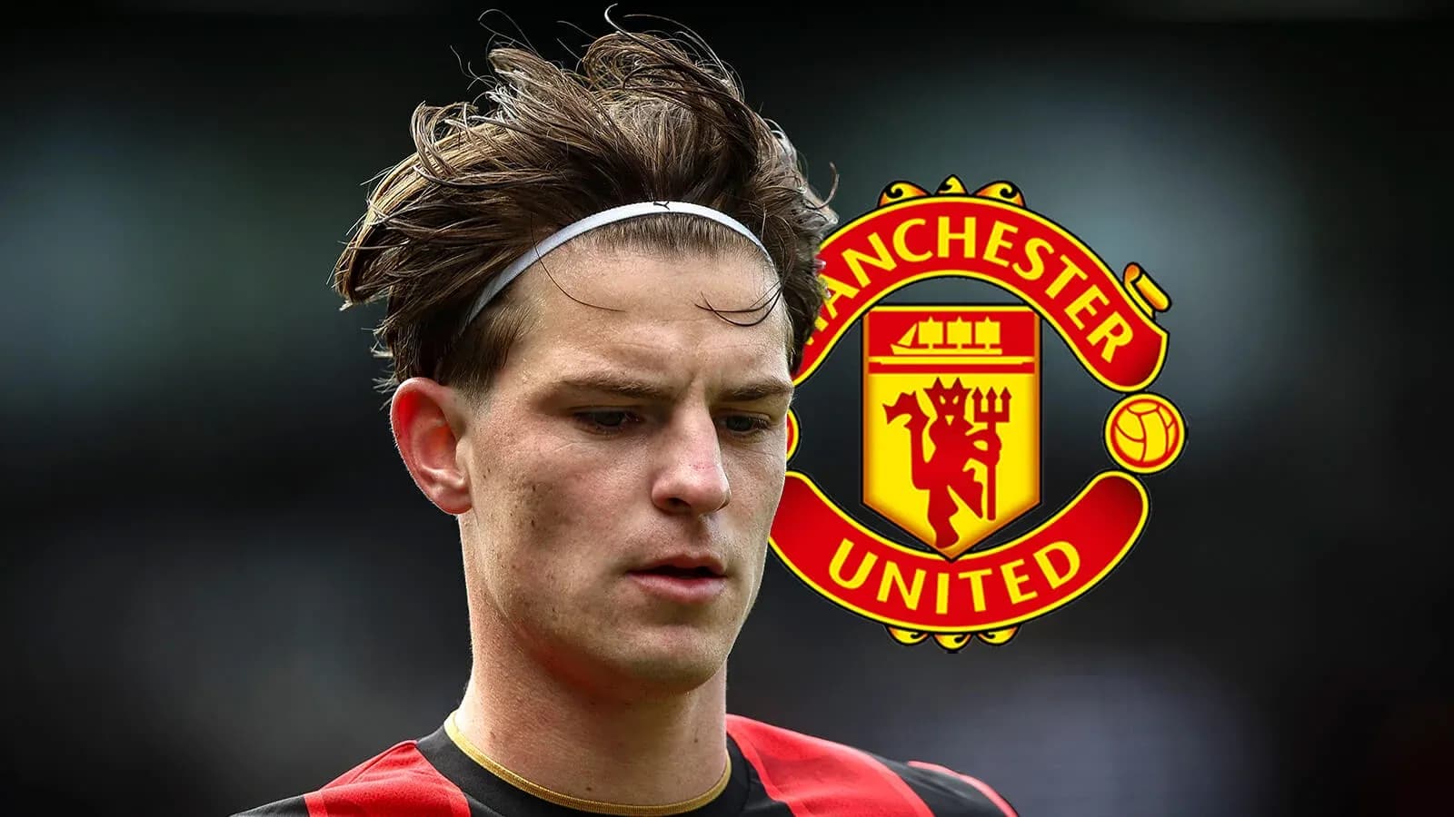 Jugador con camiseta roja y negra, logo de Manchester United
