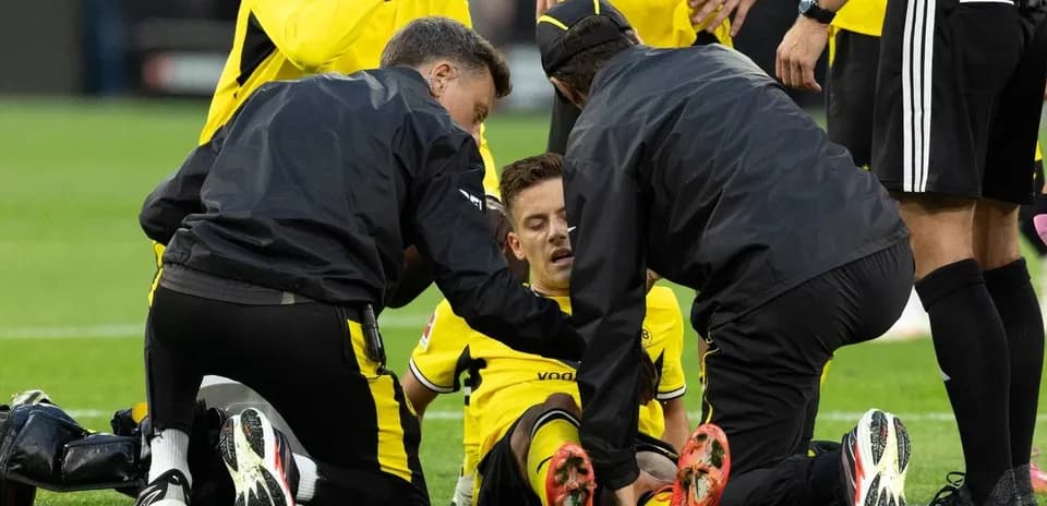 Jugadores recibiendo atención médica en el campo