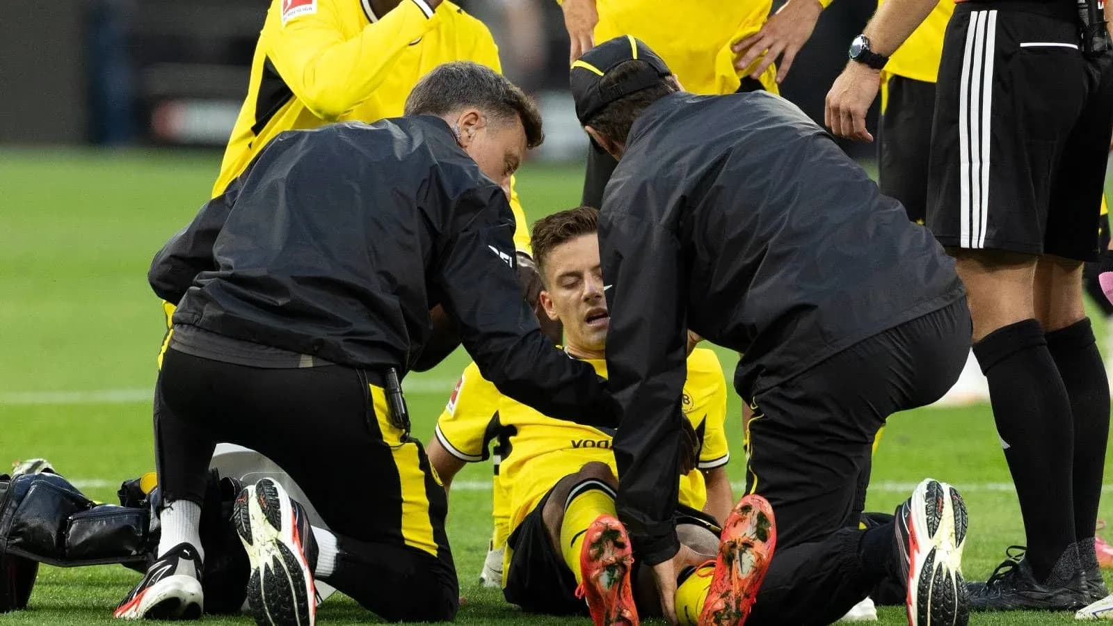 Jugadores recibiendo atención médica en el campo
