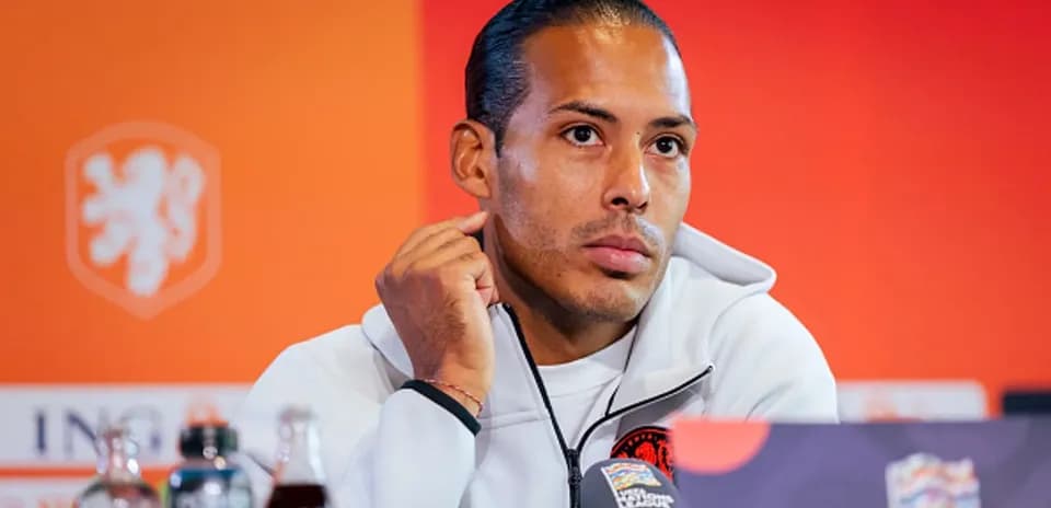 Jugador en conferencia de prensa con micrófono