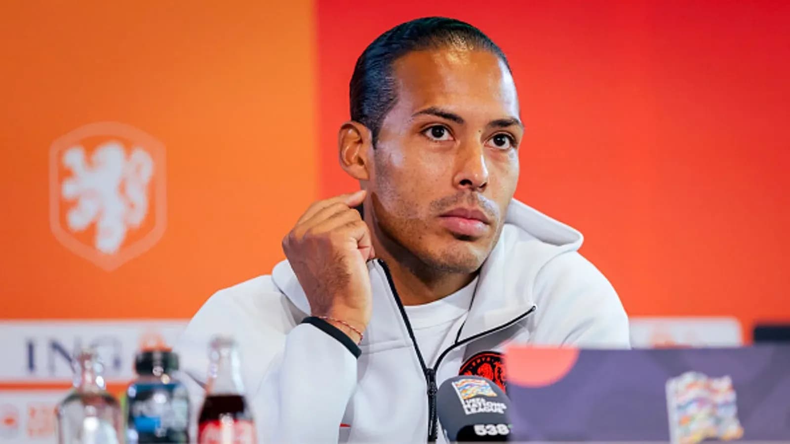 Jugador en conferencia de prensa con micrófono