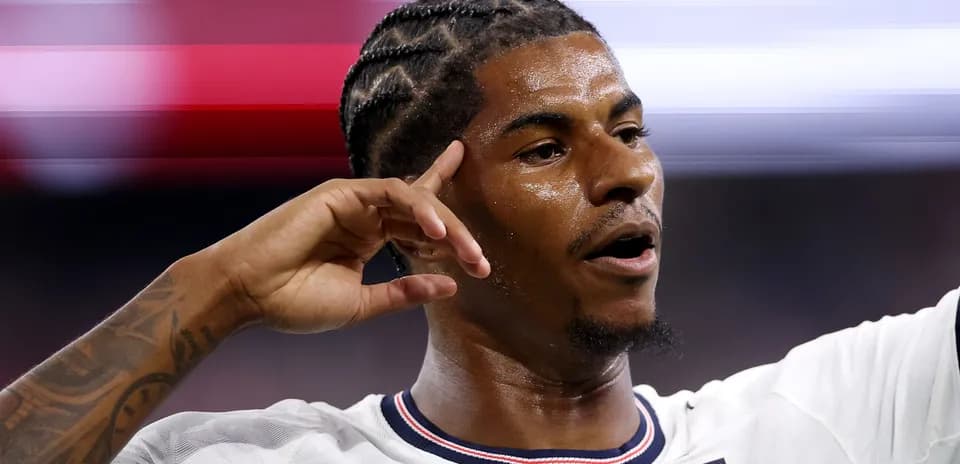 Jugador de fútbol celebrando con gesto de la mano