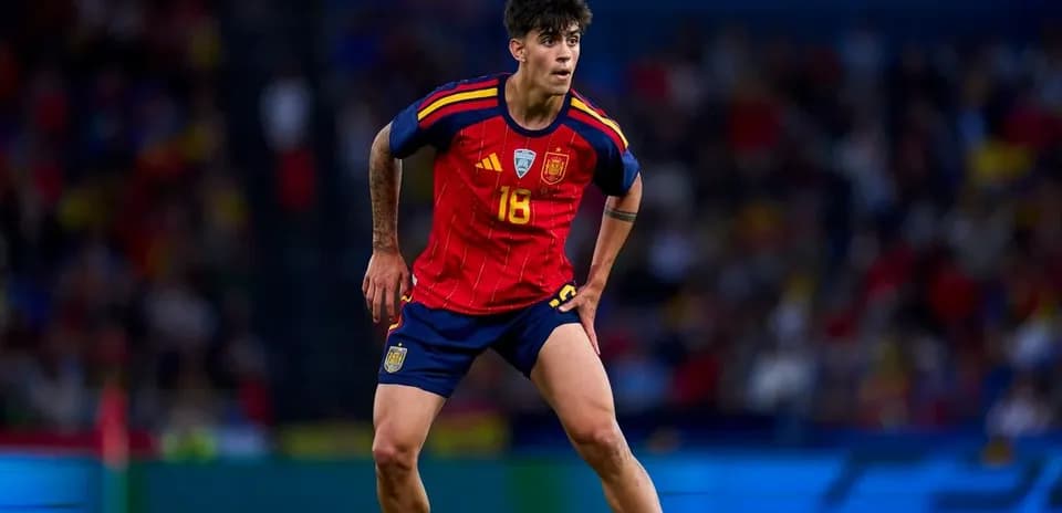 Jugador de España con camiseta roja en acción