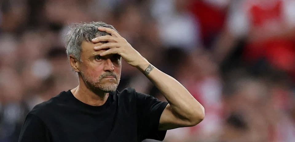 Entrenador con mano en la frente durante el partido