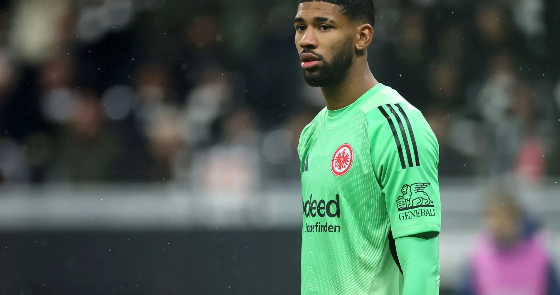Portero de Eintracht Frankfurt en el campo