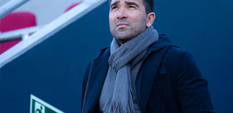 Entrenador observando el campo desde las gradas