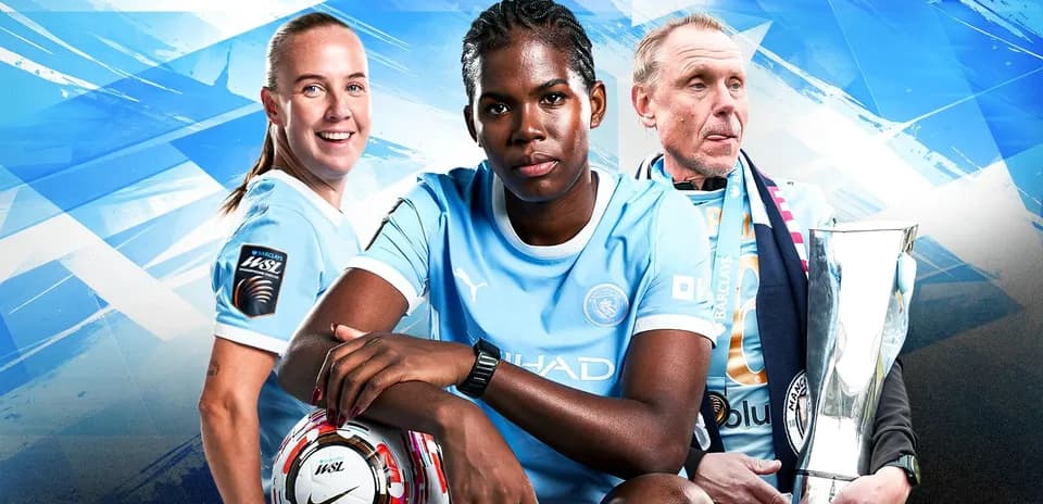 Jugadores de fútbol de Manchester City posando juntos