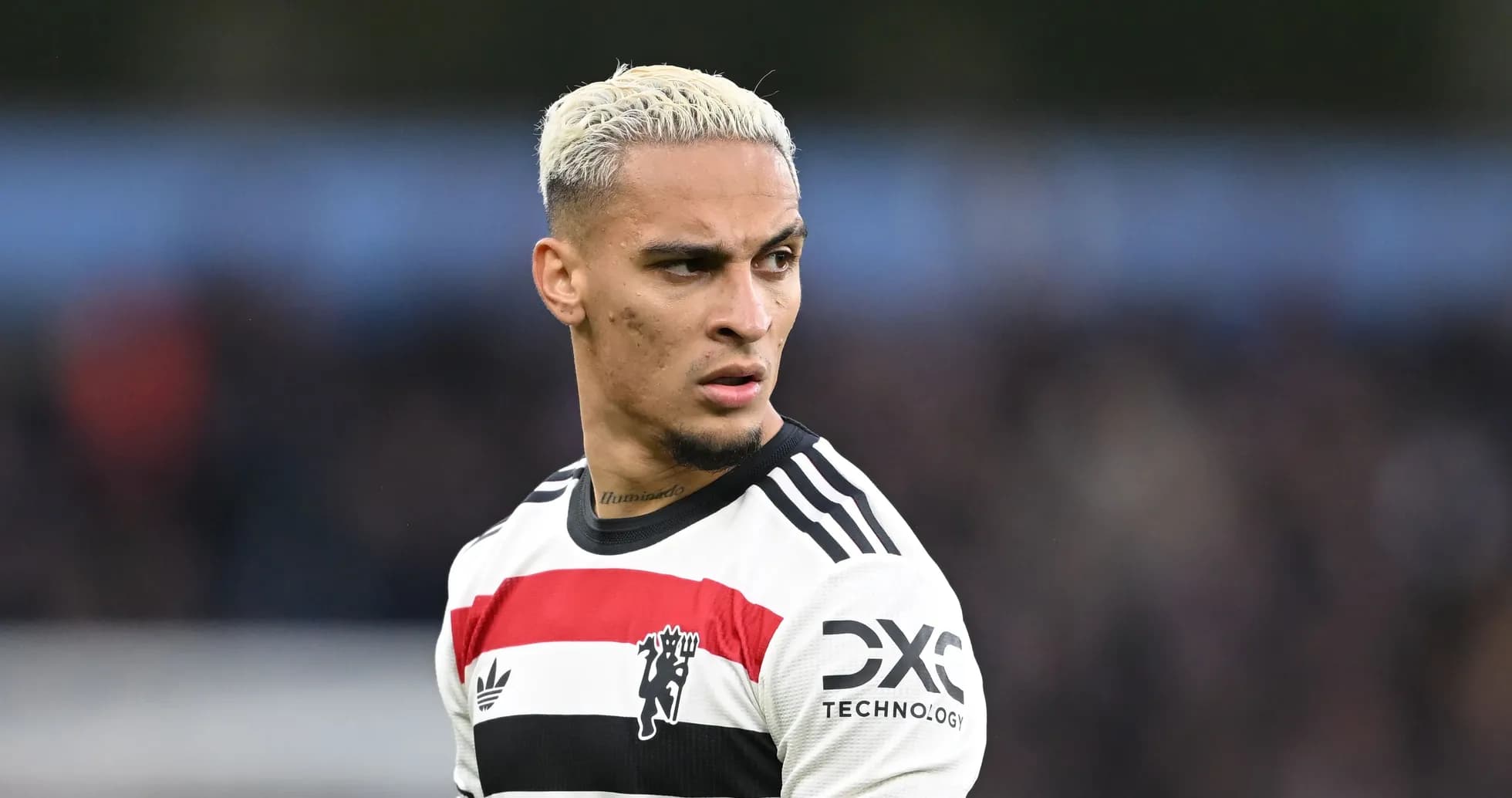 Jugador de fútbol con camiseta de Manchester United en campo