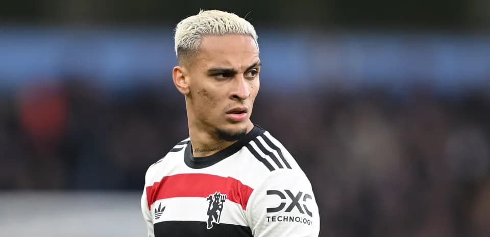 Jugador de fútbol con camiseta de Manchester United en campo