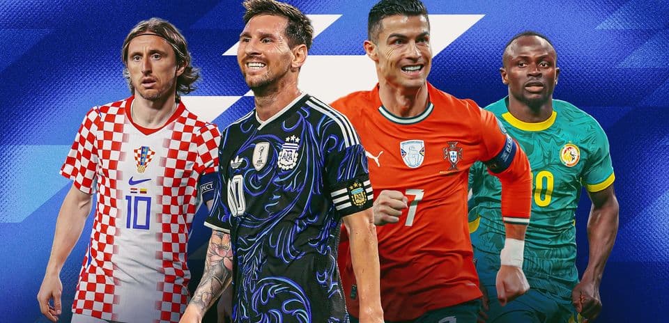 Cuatro futbolistas destacados en fondo colorido