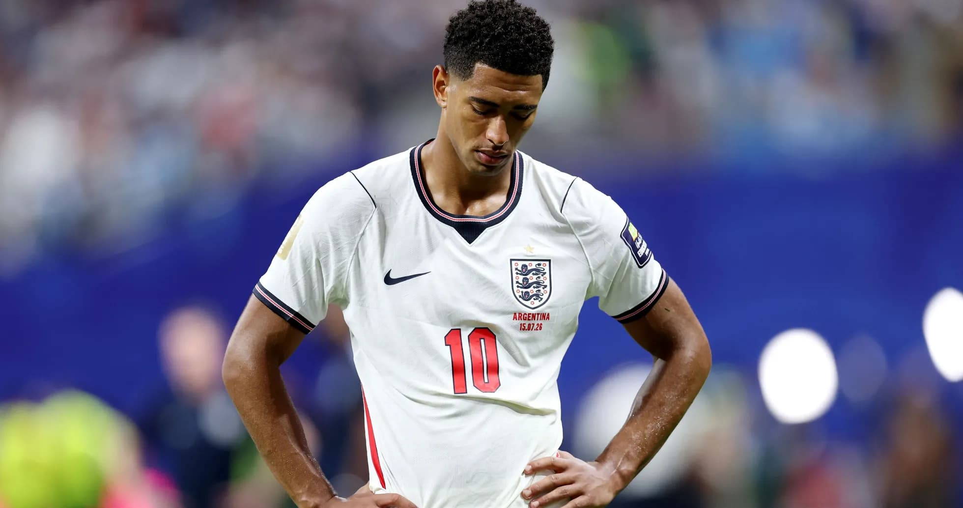 Jugador de Inglaterra con mirada baja durante el partido