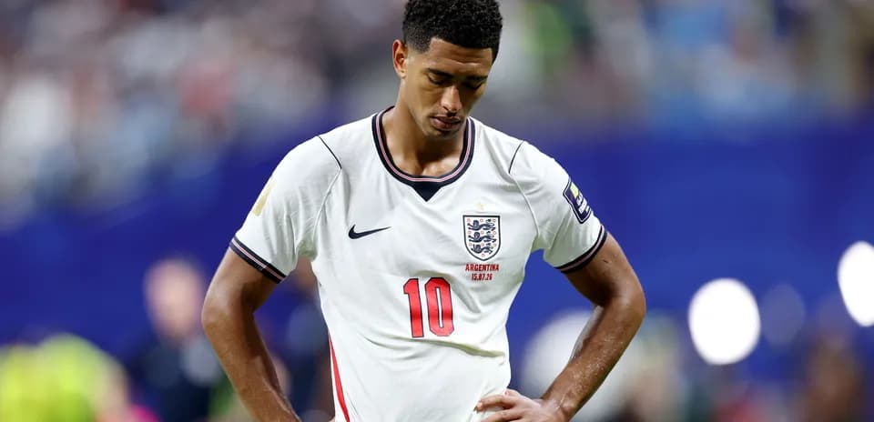 Jugador de Inglaterra con mirada baja durante el partido