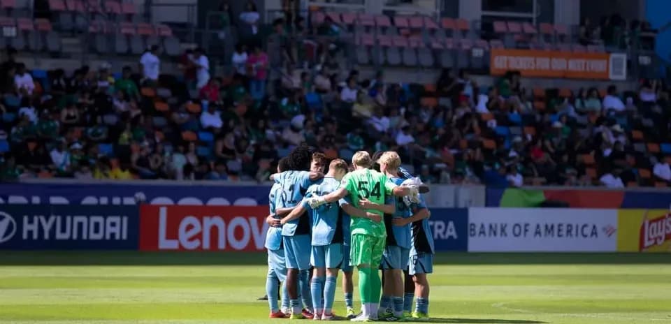 Equipo en círculo antes del partido