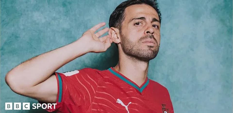 Jugador de fútbol con camiseta roja de Portugal