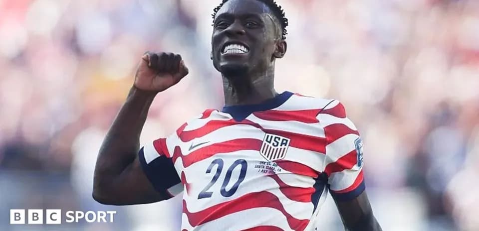 Jugador de Estados Unidos celebra un gol