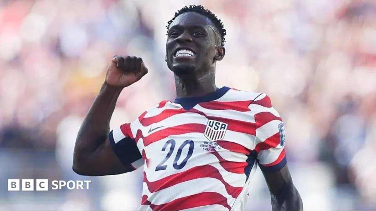 Jugador de Estados Unidos celebra un gol