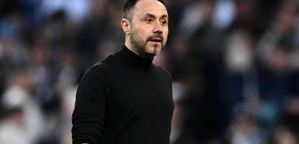 Entrenador dirigiendo al equipo durante el partido