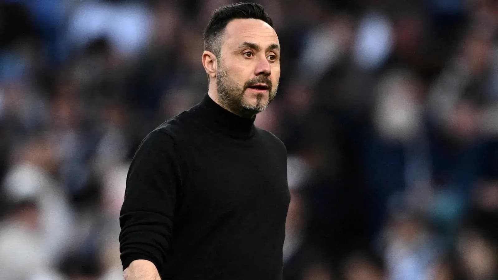 Entrenador dirigiendo al equipo durante el partido
