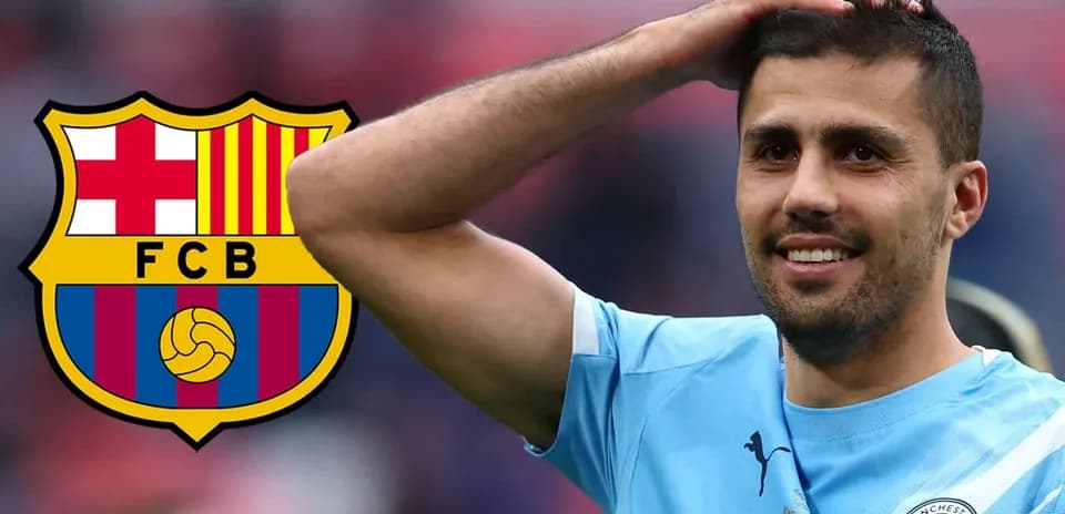 Jugador sonriendo con camiseta de Manchester City y escudo de Barcelona