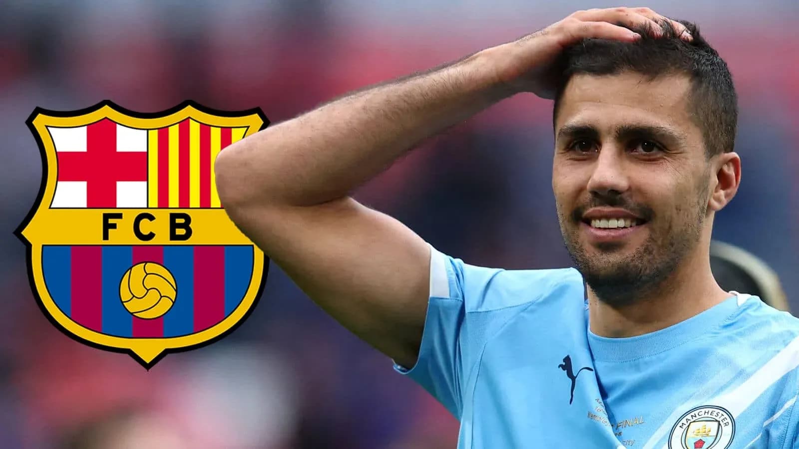 Jugador sonriendo con camiseta de Manchester City y escudo de Barcelona