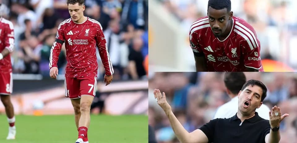 Jugadores de Liverpool y entrenador durante el partido
