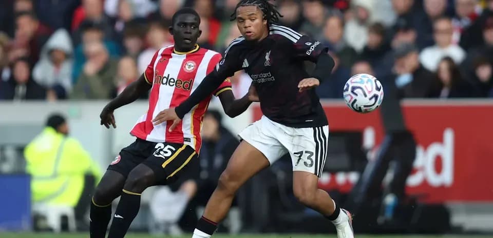 Jugador de Liverpool intentando controlar el balón