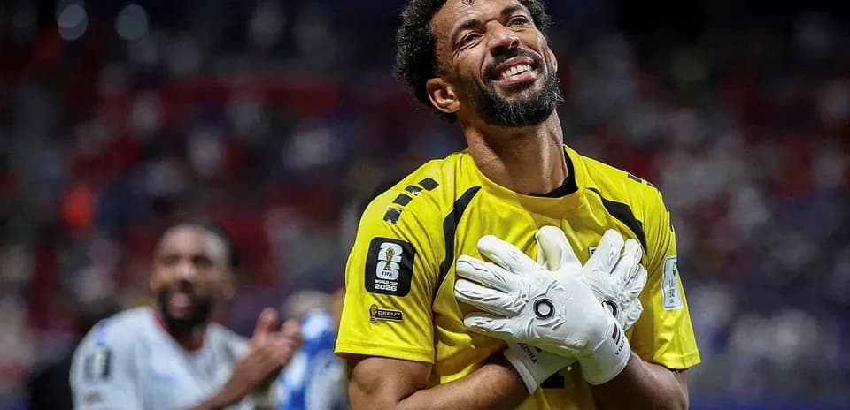 Portero sonriendo con guantes tras el partido