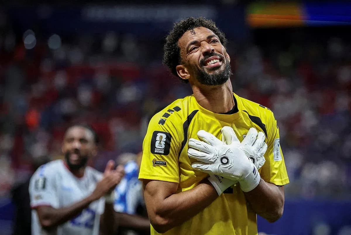Portero sonriendo con guantes tras el partido