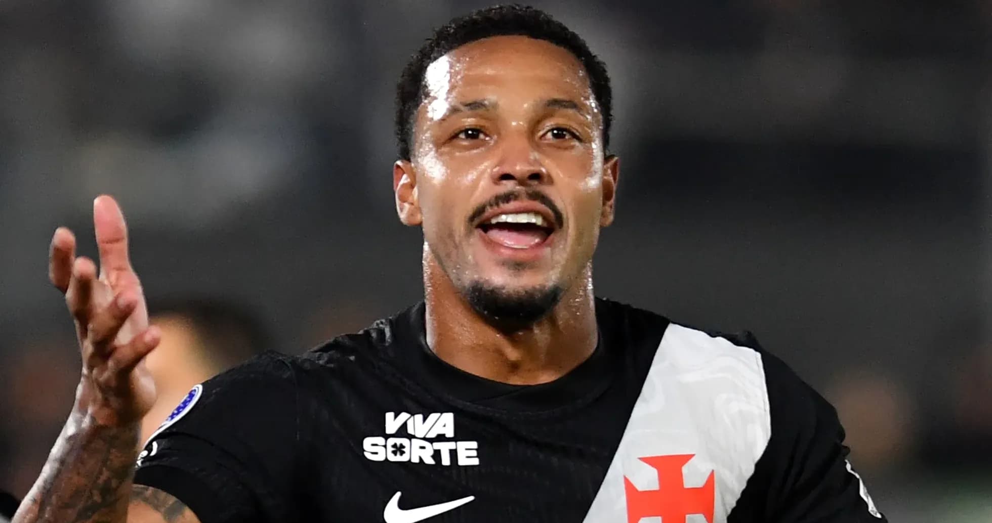 Jugador celebrando con camiseta de Vasco da Gama