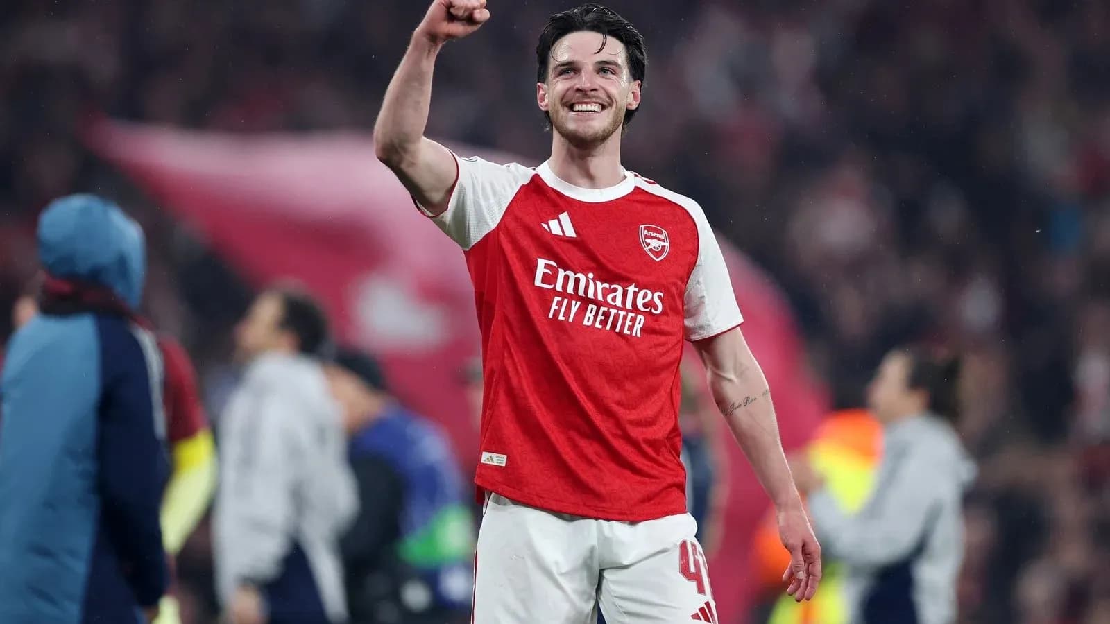 Jugador de Arsenal celebrando con el puño en alto
