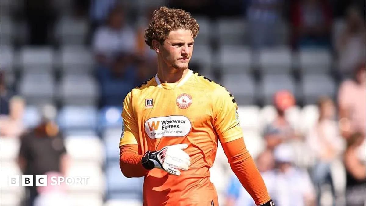 Portero con guantes en uniforme naranja en campo