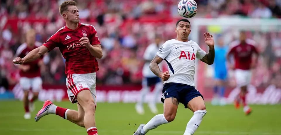 Jugador de Nottingham Forest persiguiendo balón aéreo