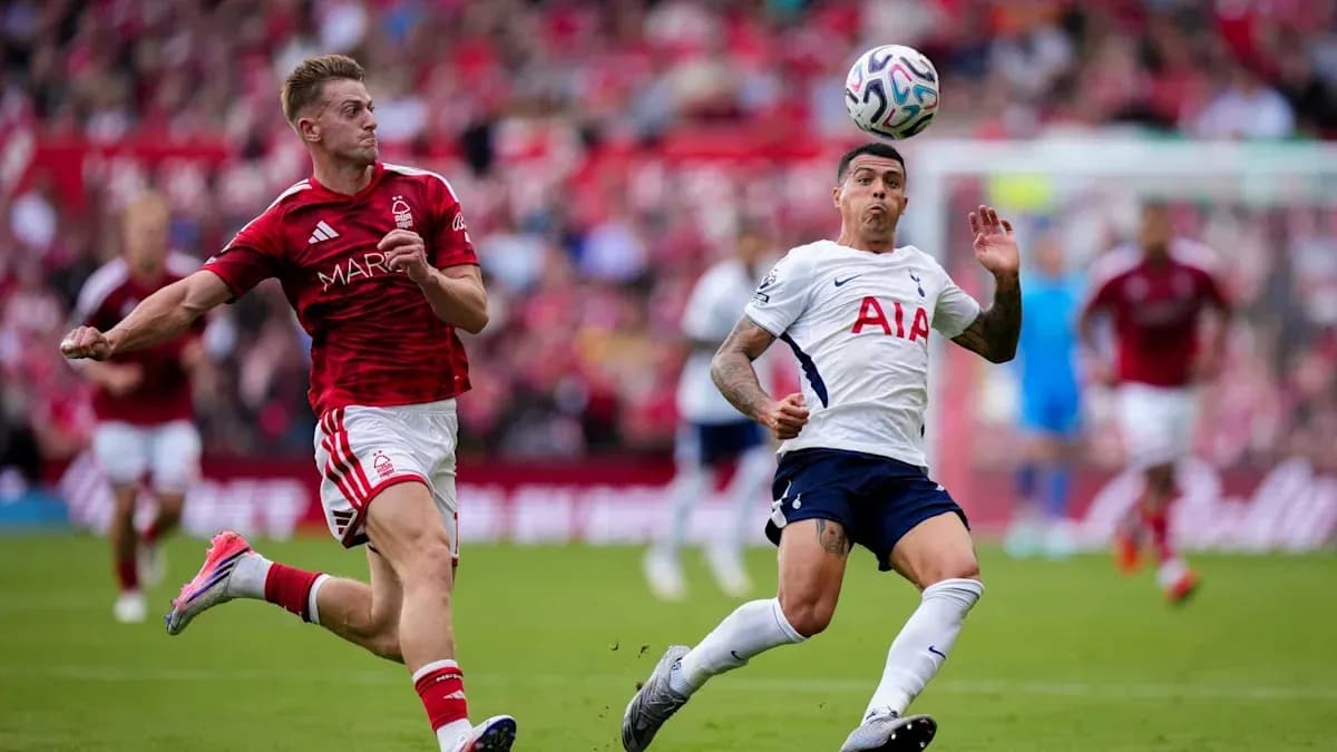 Jugador de Nottingham Forest persiguiendo balón aéreo