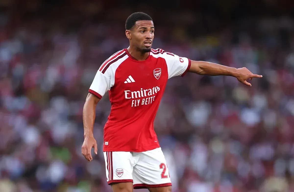 Jugador de Arsenal señalando durante un partido