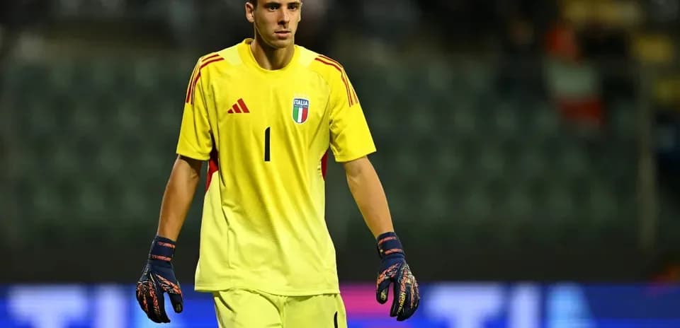 Portero de Italia en uniforme amarillo en el campo