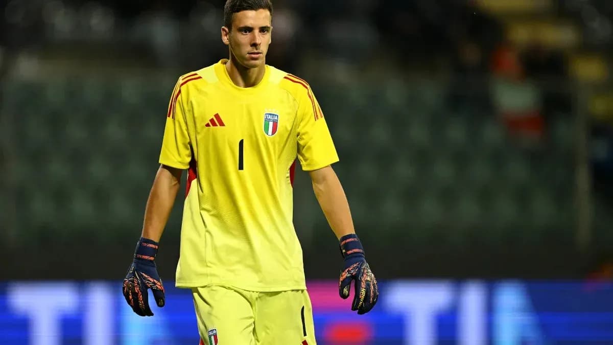Portero de Italia en uniforme amarillo en el campo