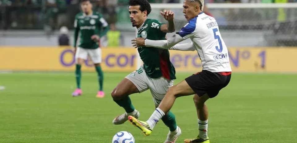 Jugador de Palmeiras driblando a defensor rival