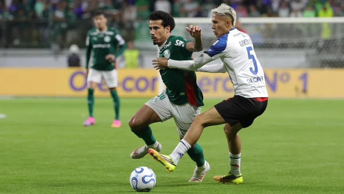 Jugador de Palmeiras driblando a defensor rival