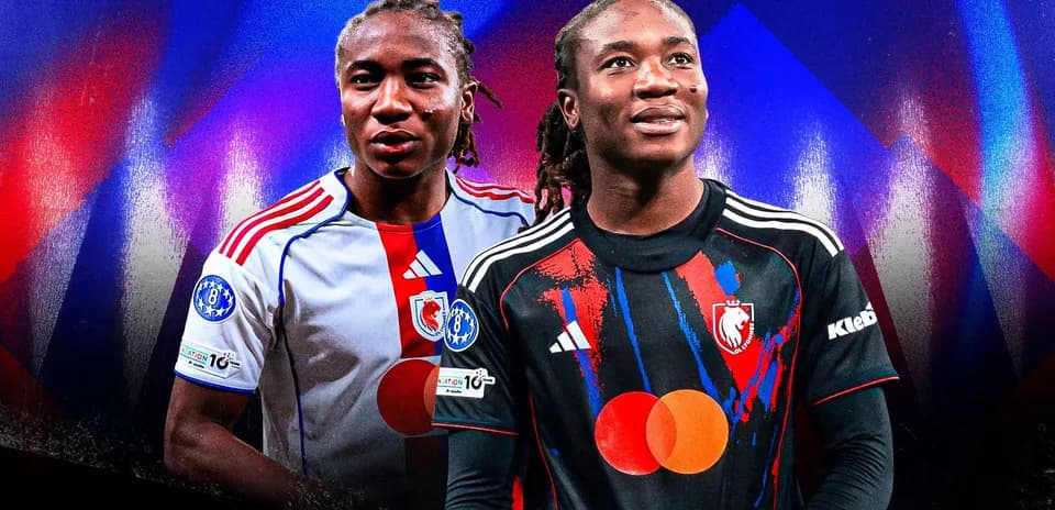 Dos jugadores con camisetas de clubes diferentes