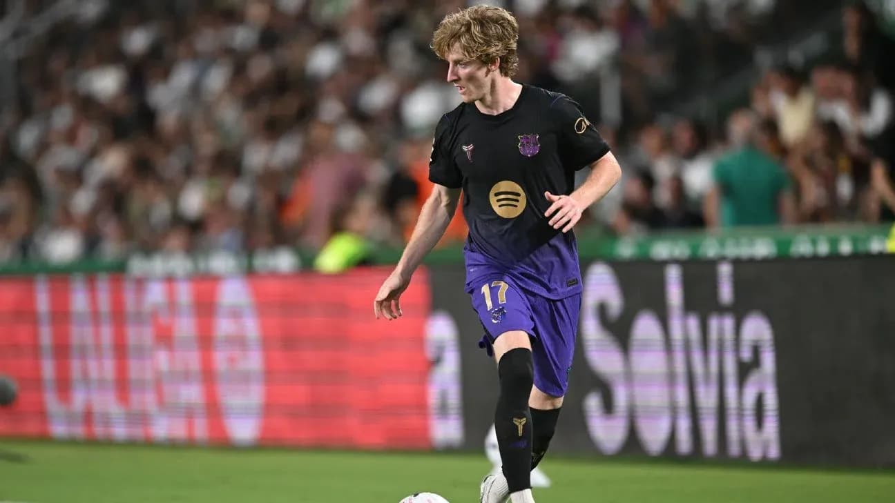 Jugador con balón en el campo durante un partido