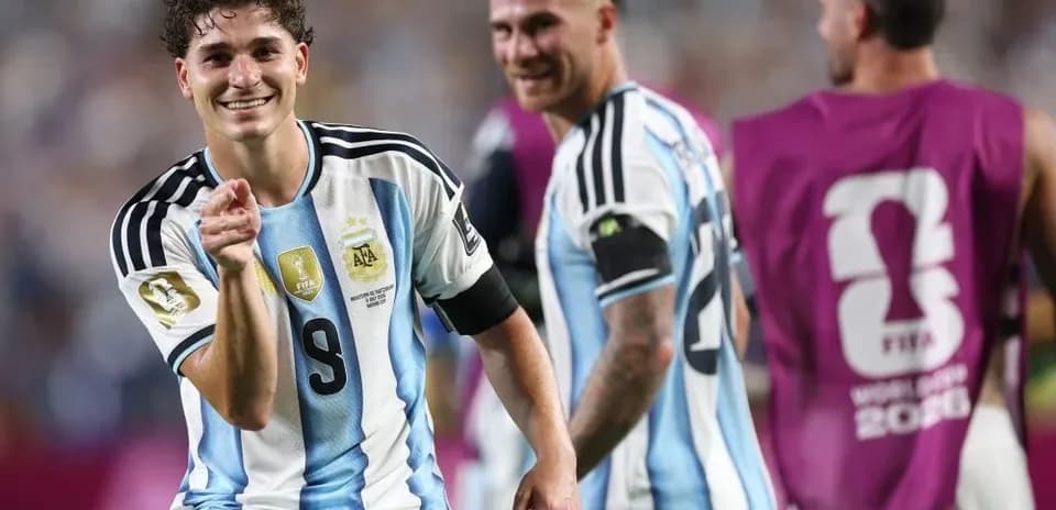 Jugador argentino sonriendo durante celebración de gol