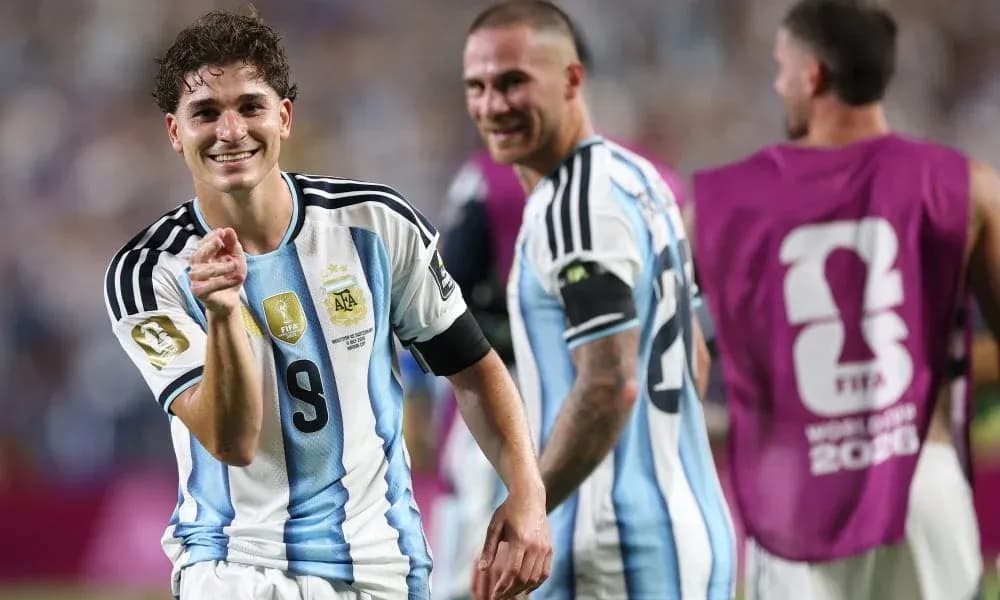 Jugador argentino sonriendo durante celebración de gol