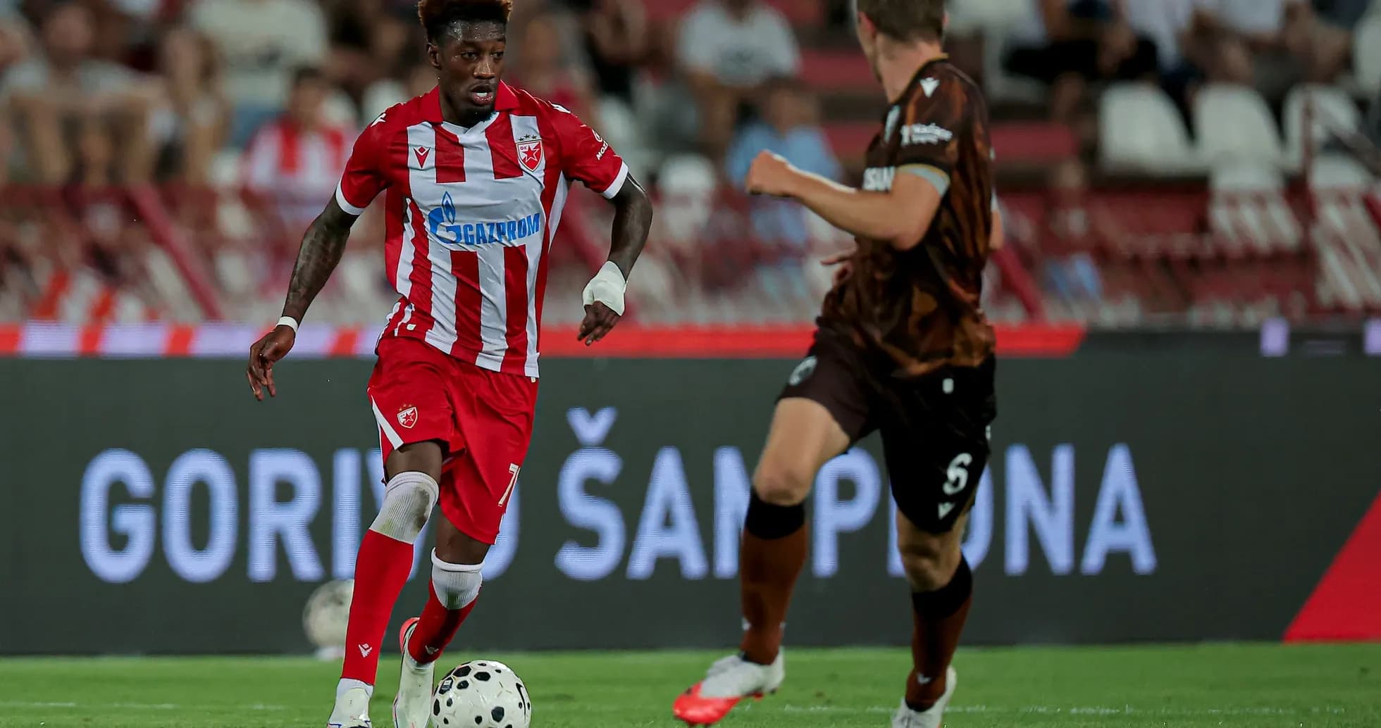 Jugador de FK Crvena Zvezda en acción