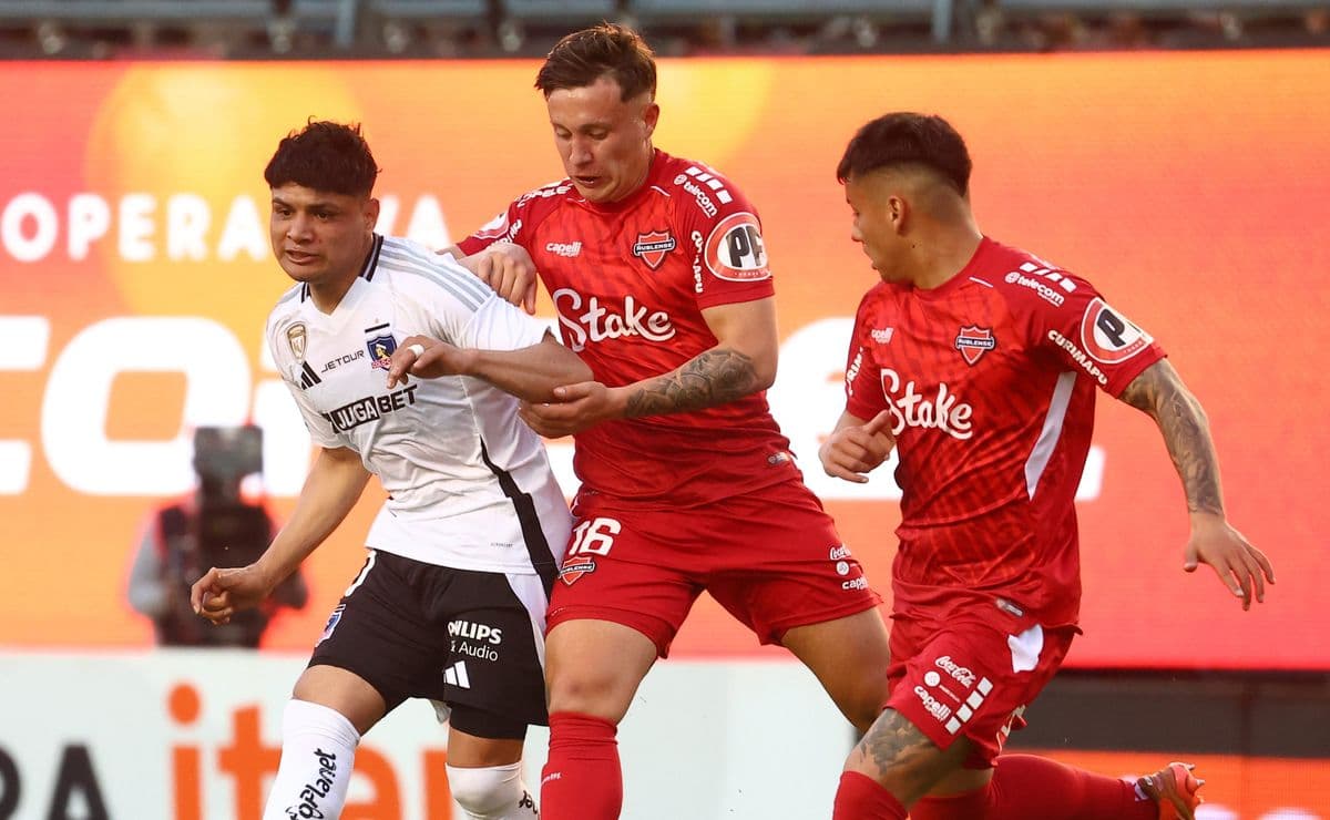 Jugadores de Colo Colo y Nublense en acción