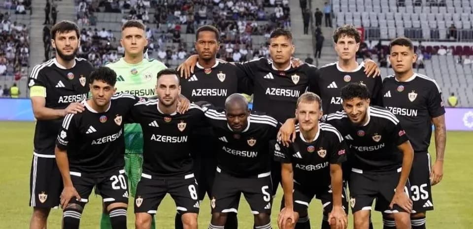 Equipo de Qarabag posando antes del partido