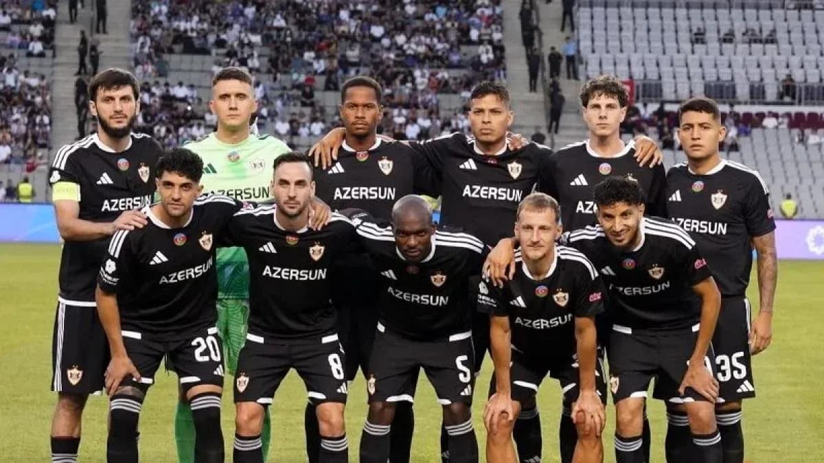 Equipo de Qarabag posando antes del partido